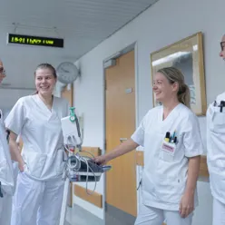 En gruppe mennesker i hvite laboratoriefrakker