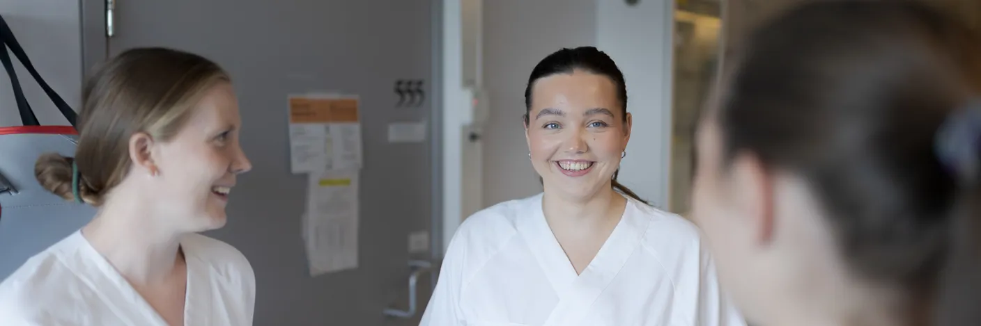 Fleire kvinnelege sjukepleiarar i kvite uniformar