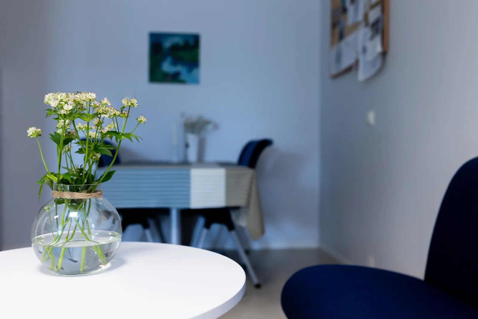 En vase med blomster på et bord