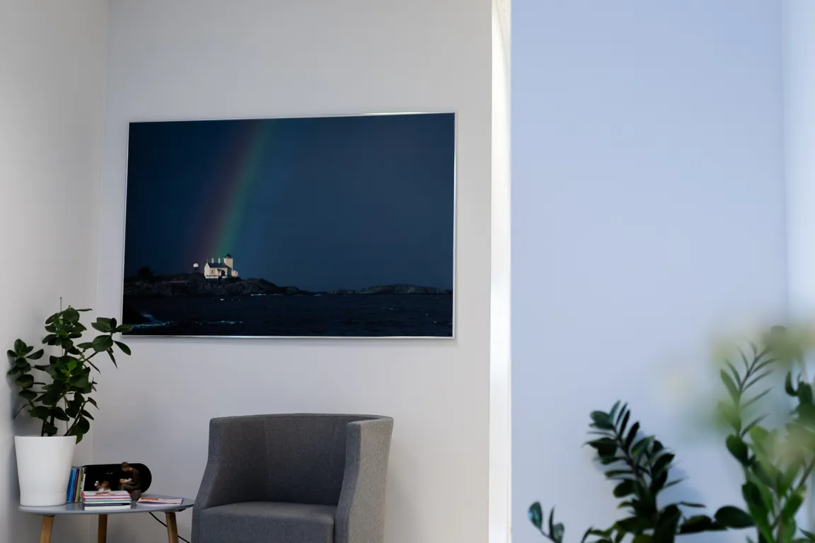 Et rom med et stort maleri på veggen