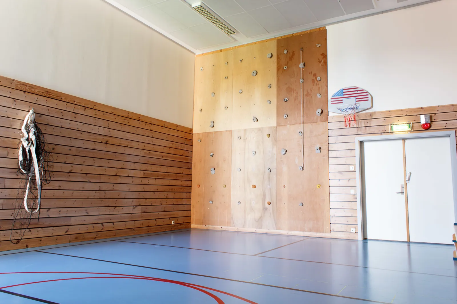 Et rom med en basketballkurv og en basketballkurv