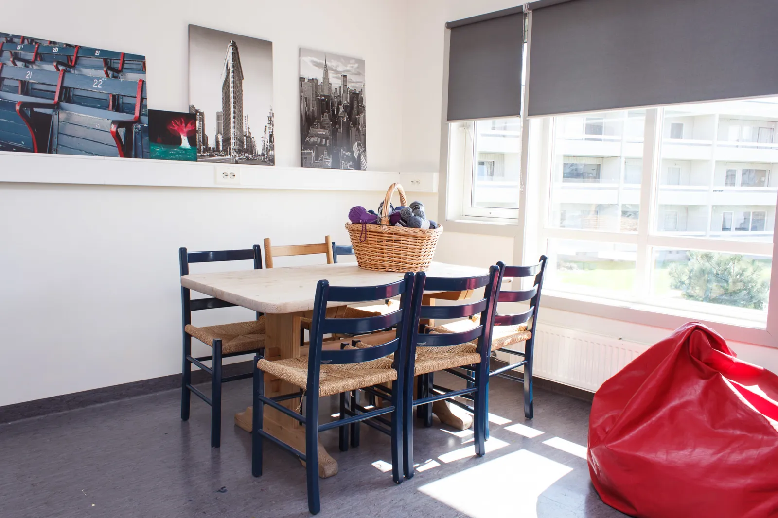 Et bord med stoler rundt