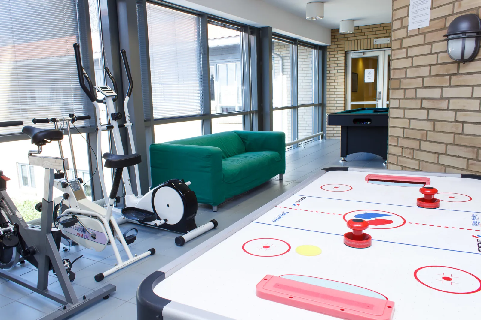 Et treningsstudio med treningsutstyr