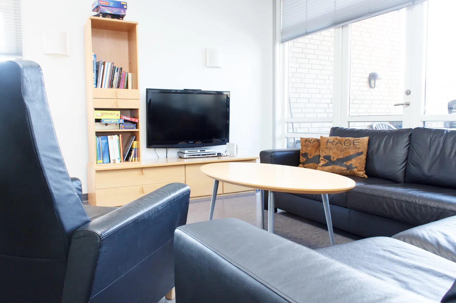 En stue med TV og sofaer