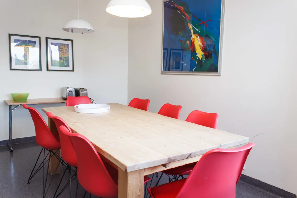 Et bord med stoler rundt