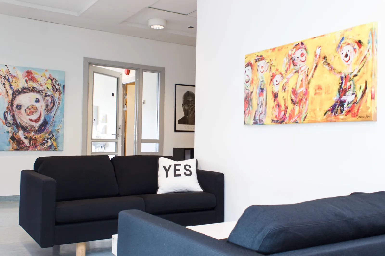 Et rom med sofa og et maleri på veggen