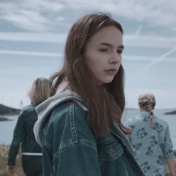 En gruppe barn ved havet