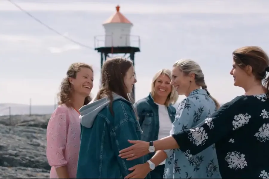 En gruppe barn foran en fyrlykt