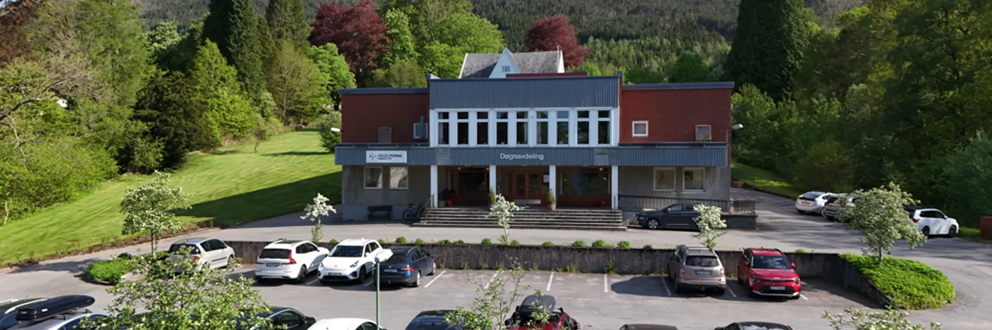 En bygning med parkeringsplass