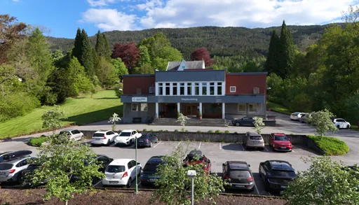 En bygning med parkeringsplass