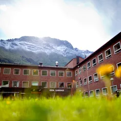 Silverton med et fjell i bakgrunnen