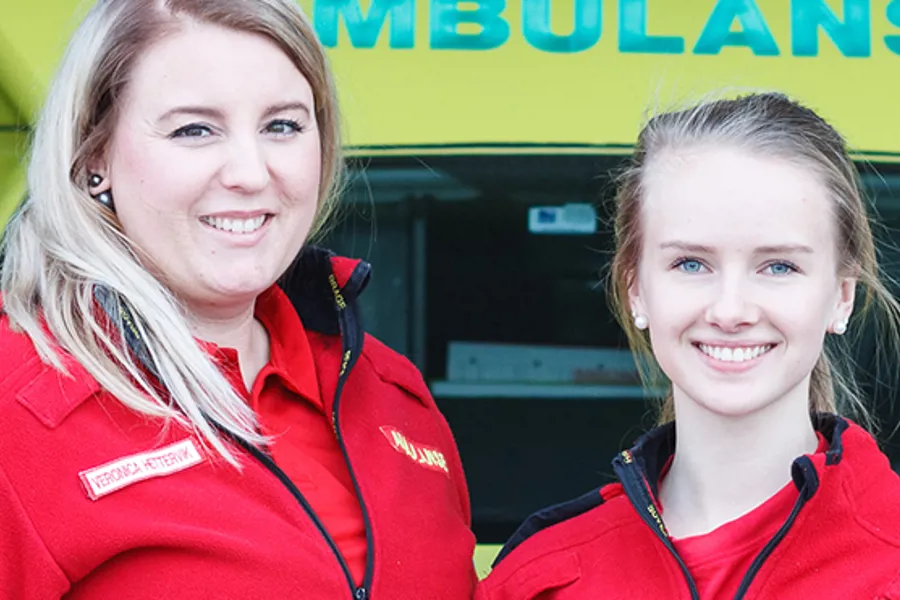 Ambulanselærlingane Veronica Hettervik (t.v.) og Emma Selvig.